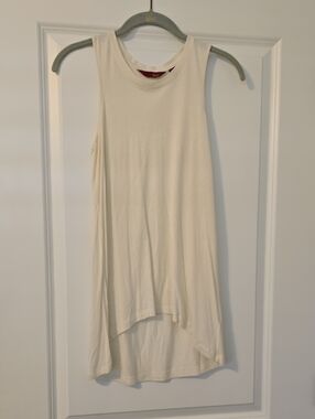 G.I.L.I. Cream Sleeveless High-Low Tank. Size XXS
